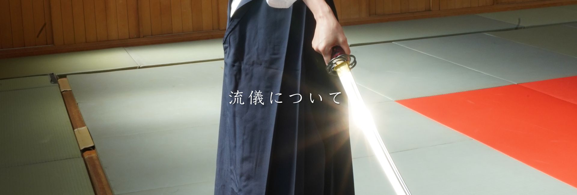 剣を持つ女性の画像