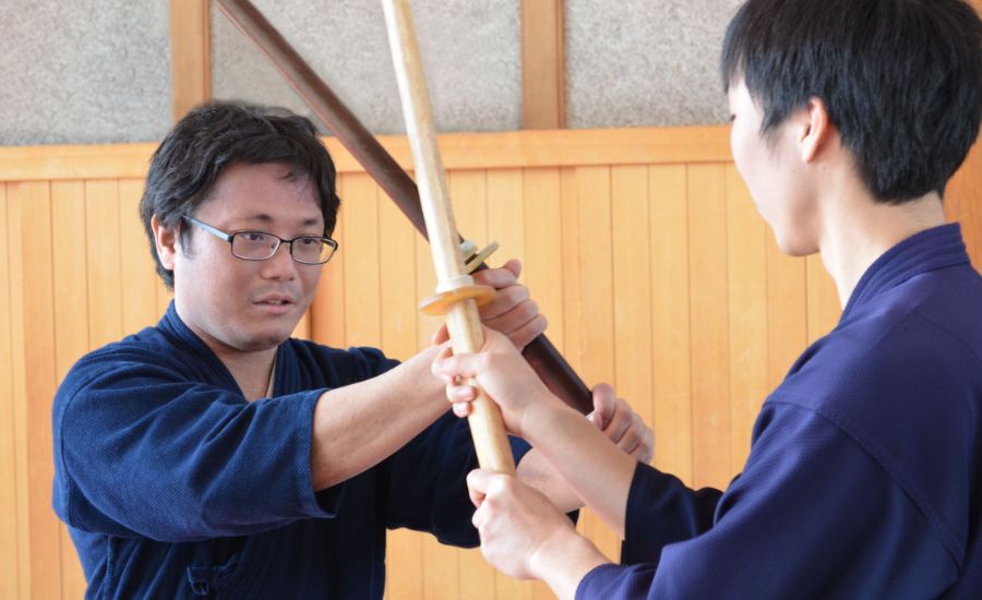 館長が指導している画像