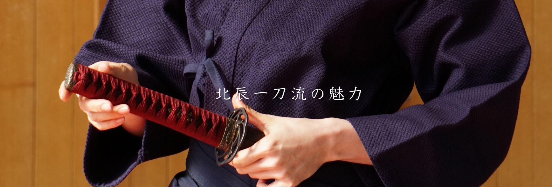 剣を持つ女性の画像